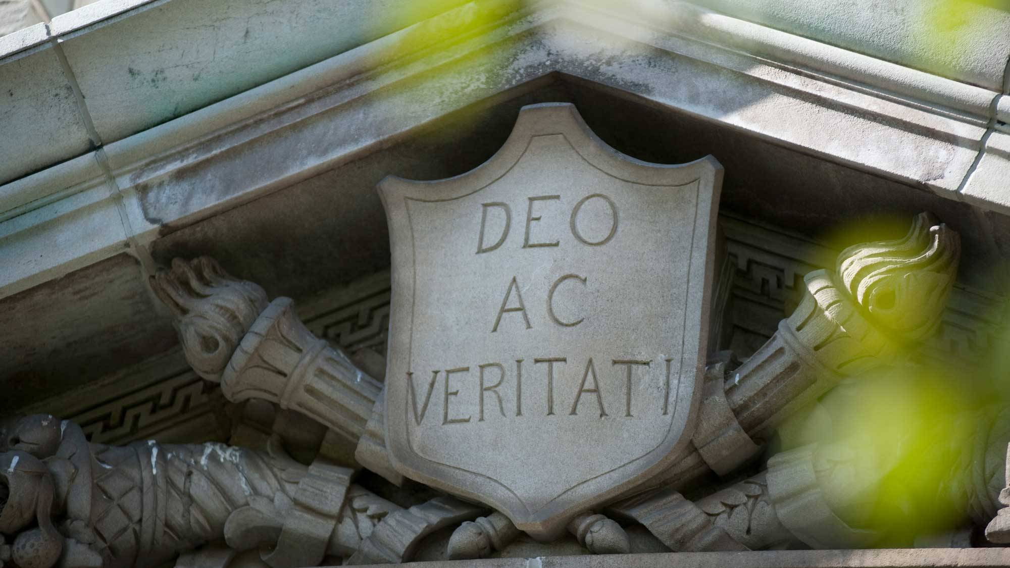 Image of the Colgate motto, "Deo Ac Veritati," engraved into a stone crest