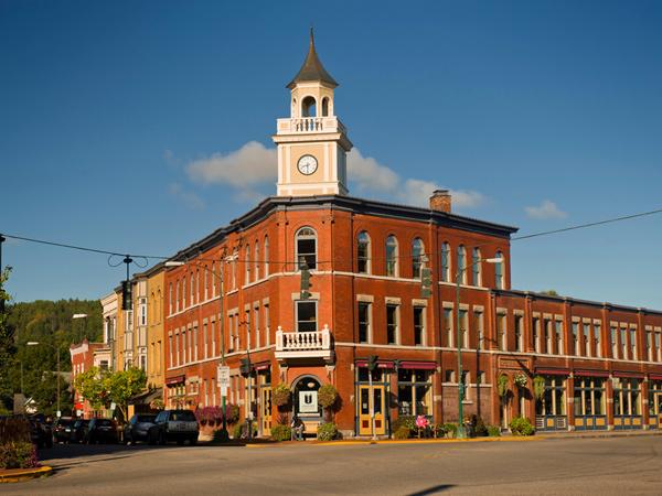 Scenic shots of the Village of Hamilton showing the exterior of the Colgate Bookstore.