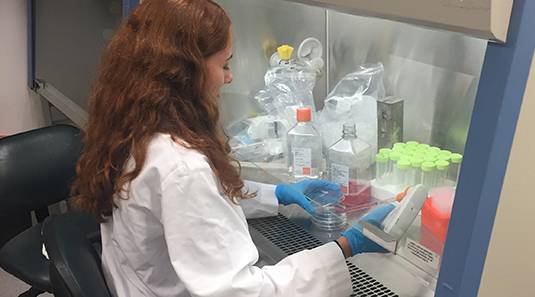 Rebecca Gowen working in the NIH lab