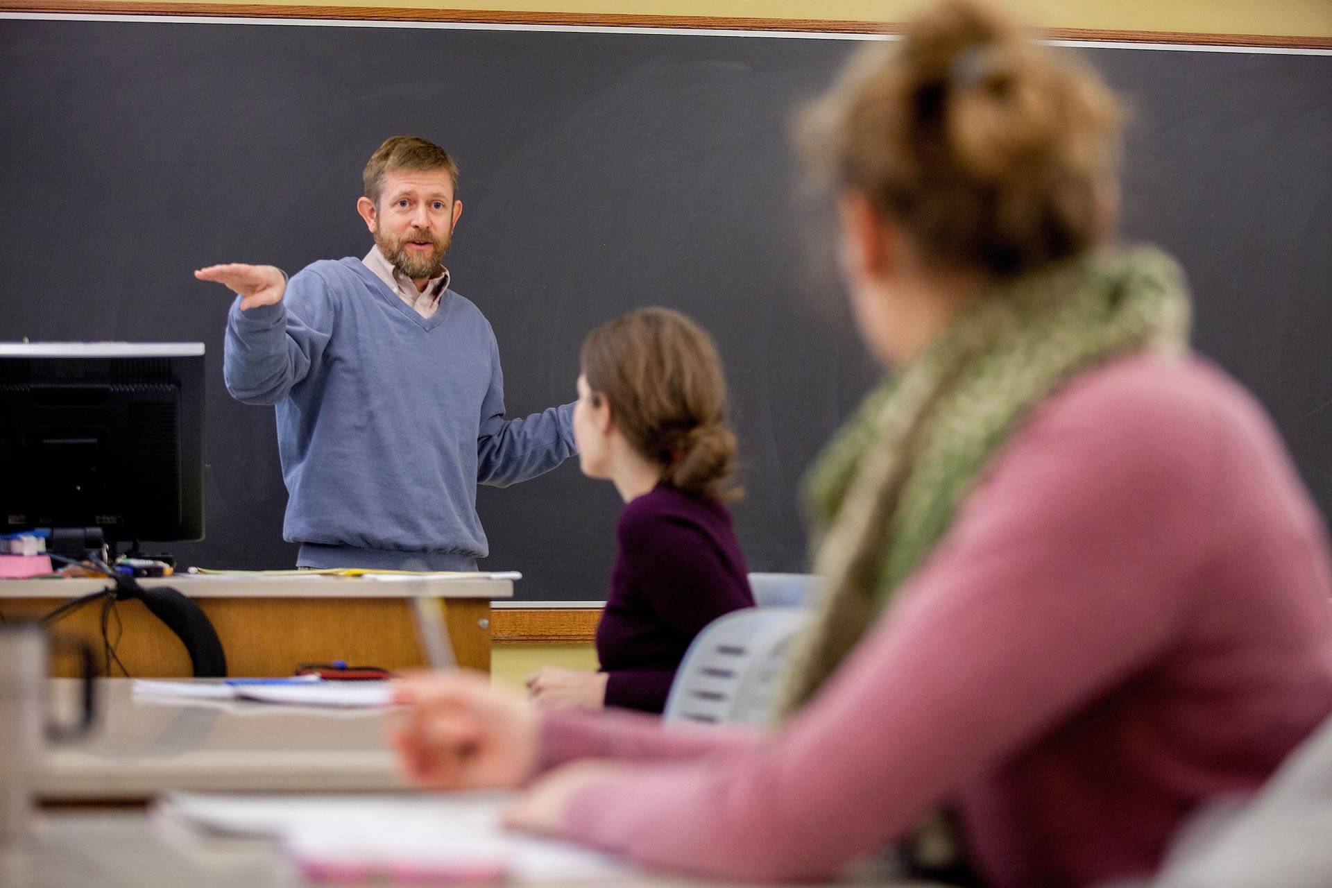 Students attend Vertebrate Zoology class with teacher Tim McCay.