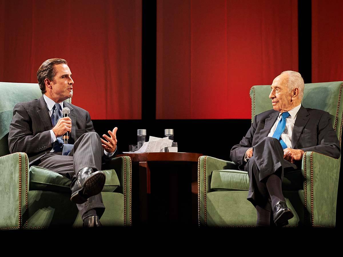 Shimon Peres speaks on stage with alumnus Bob Woodruff