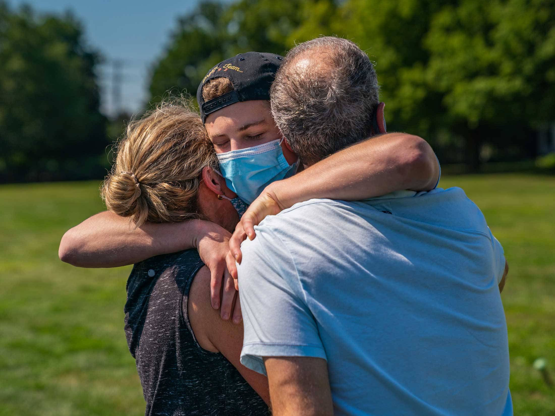 New student hugs parents goodbye on arrival day 