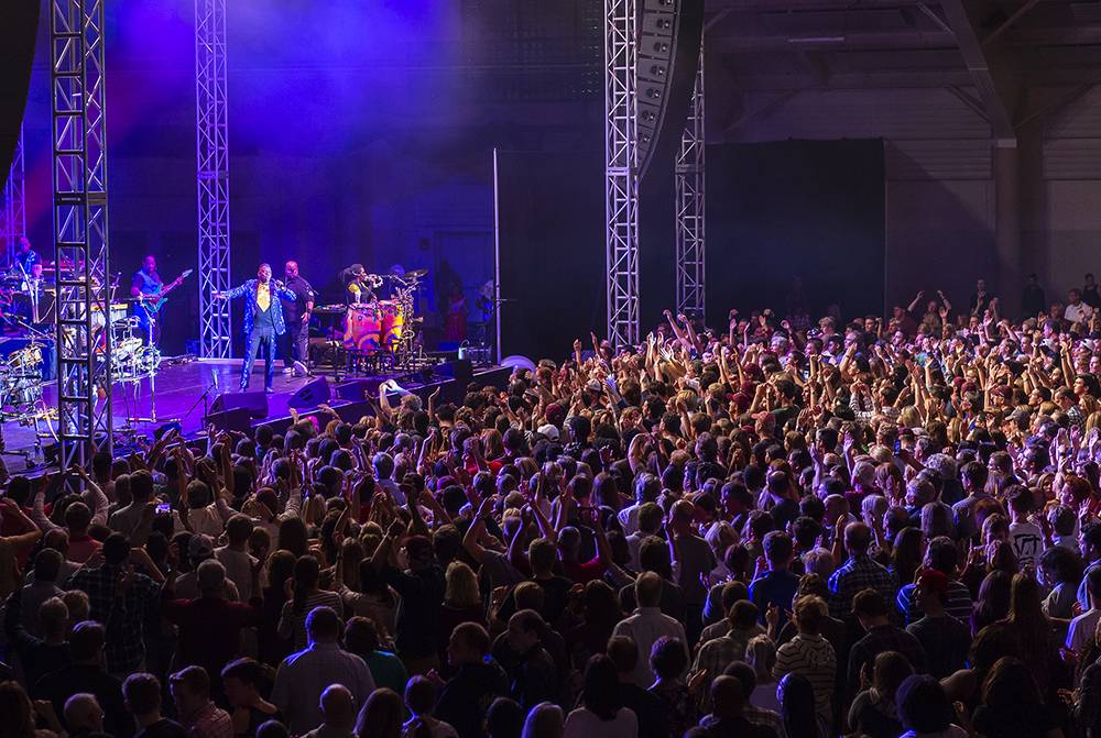 Earth, Wind and Fire perform to a crowd in Sanford Field House