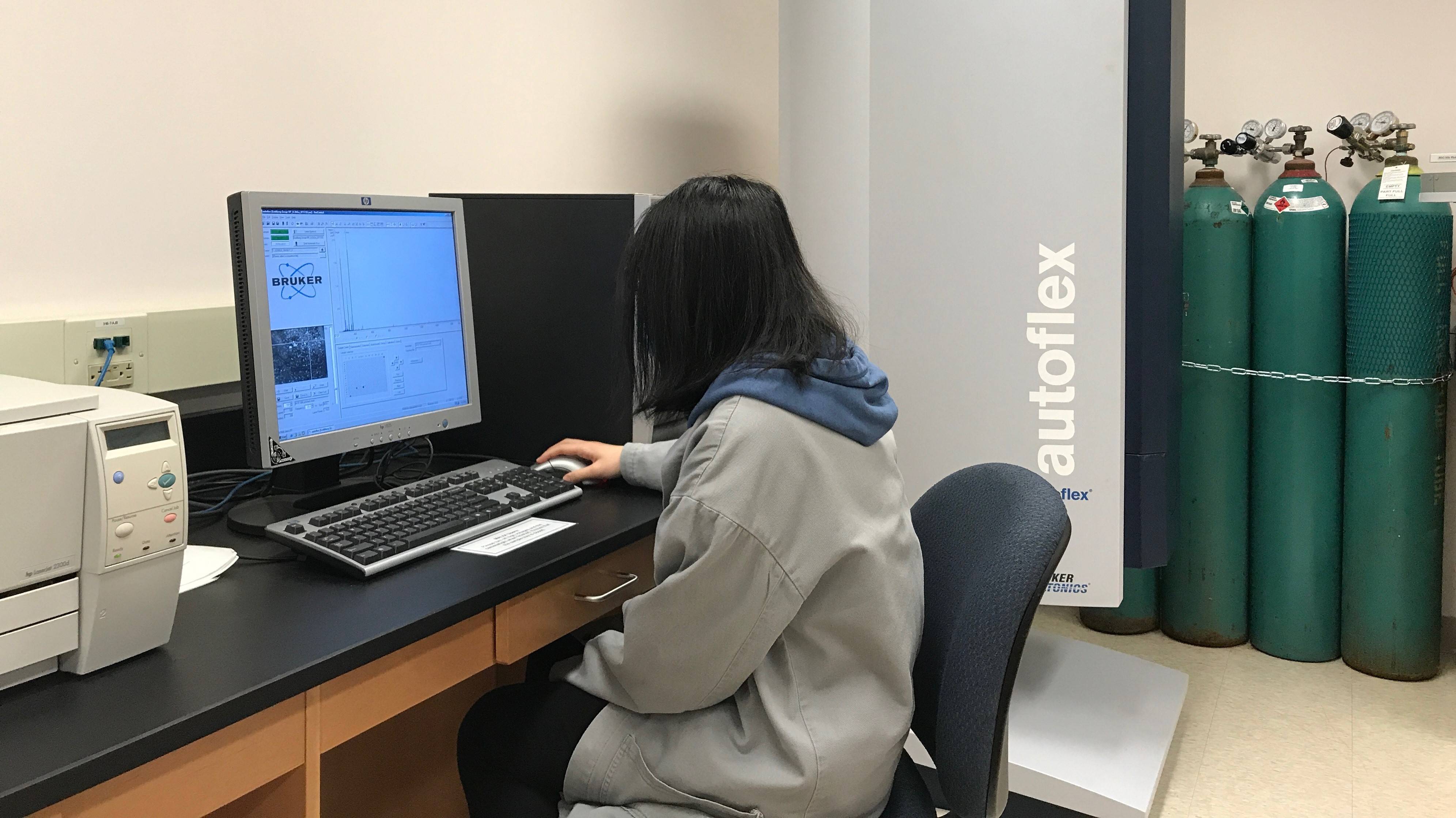 Vicky Yang '22 operates the Bruker Daltonics Autoflex MALDI-TOF mass spectrometer