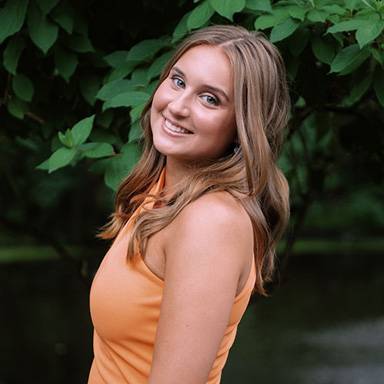 Amanda Faust headshot