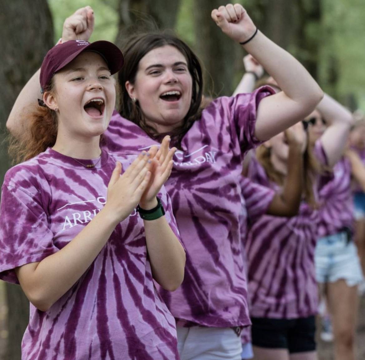 Katie (right) and Emily Falk (left), both members of Link Staff, welcoming incoming students on Arrival Day 2022