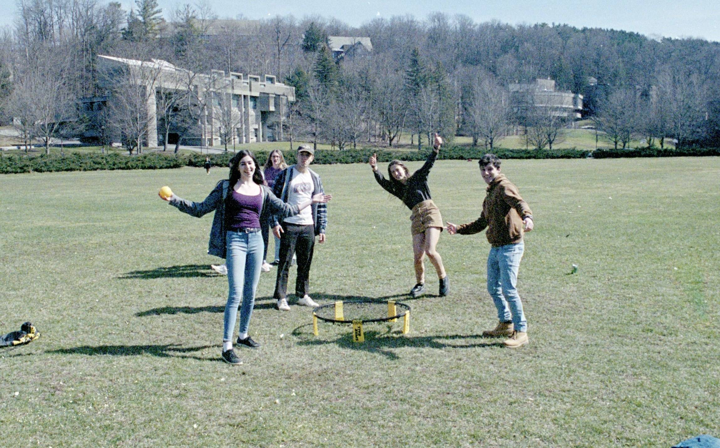 Joe, Rachel Sita '24, Erik Henzl ’24, and Kata Mims ’24 playing spikeball at the Colgate Grilling Club's first "meating"