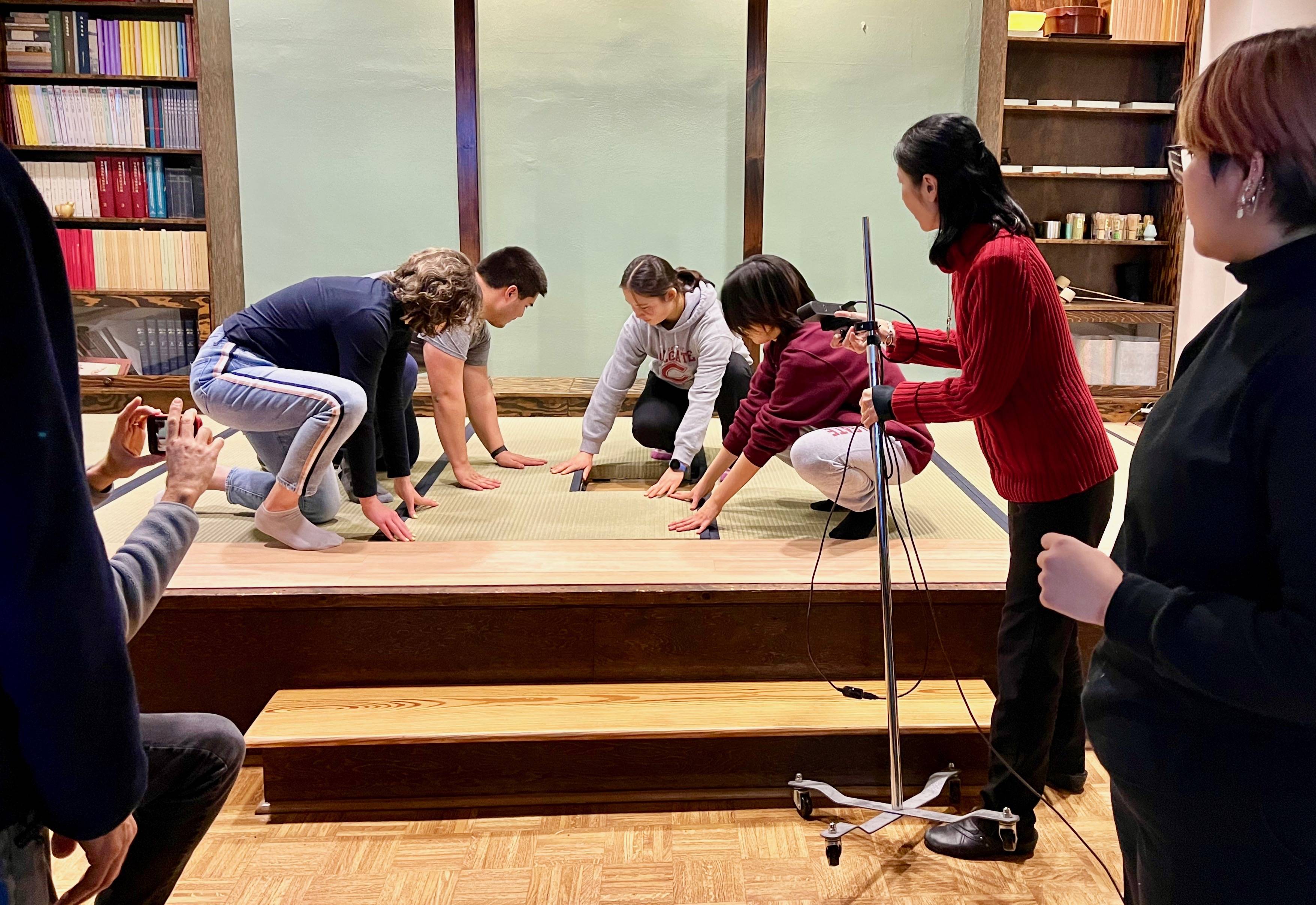 Students help to install tatami mats in the tea room.