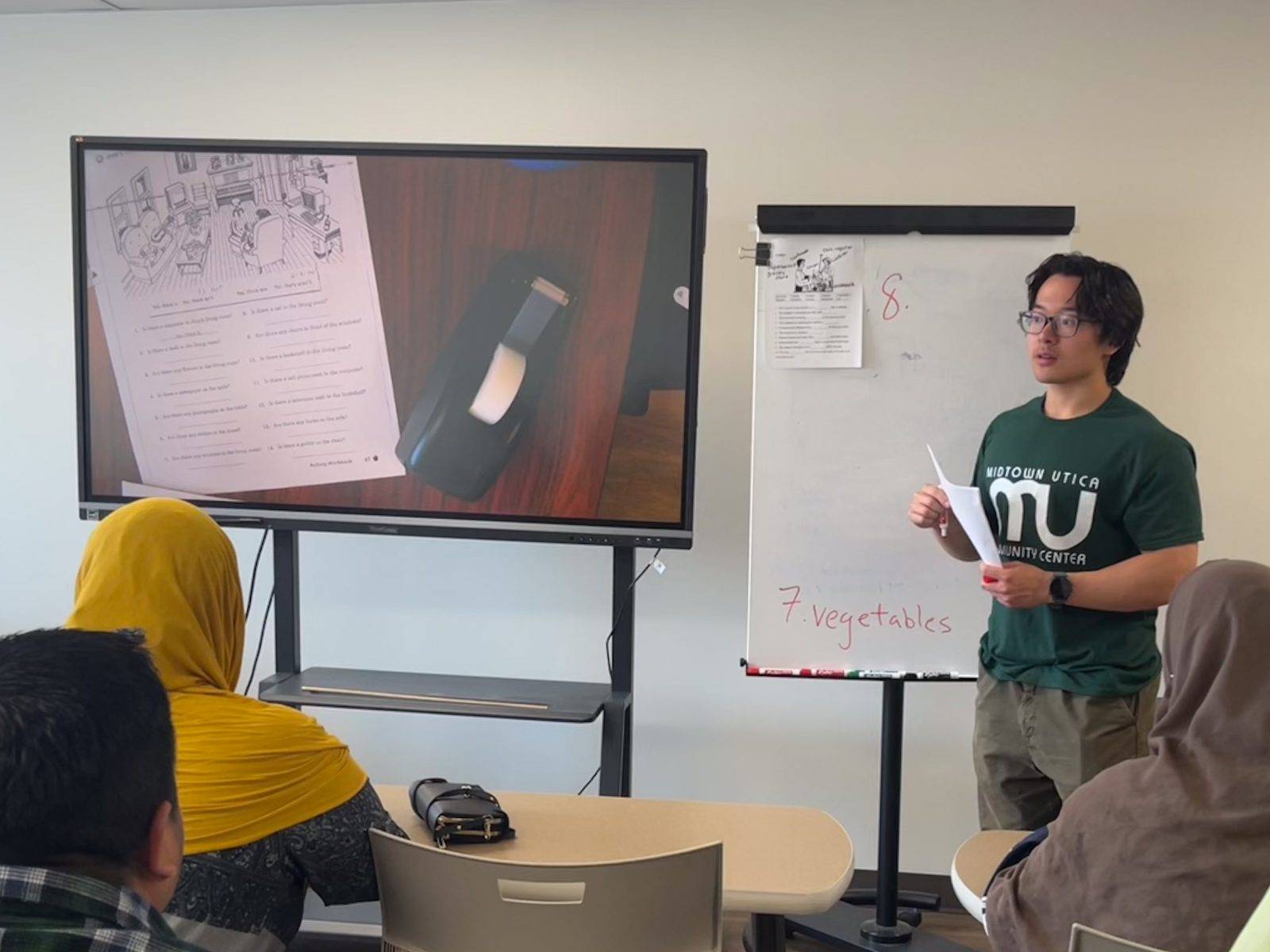 Jonathan Cheng ’25 helps with the ESL program at MUCC.