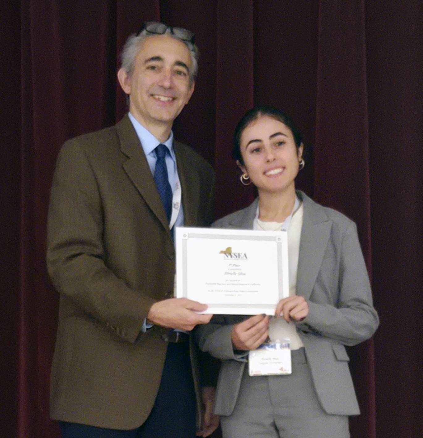 Abrielle Silva receives award