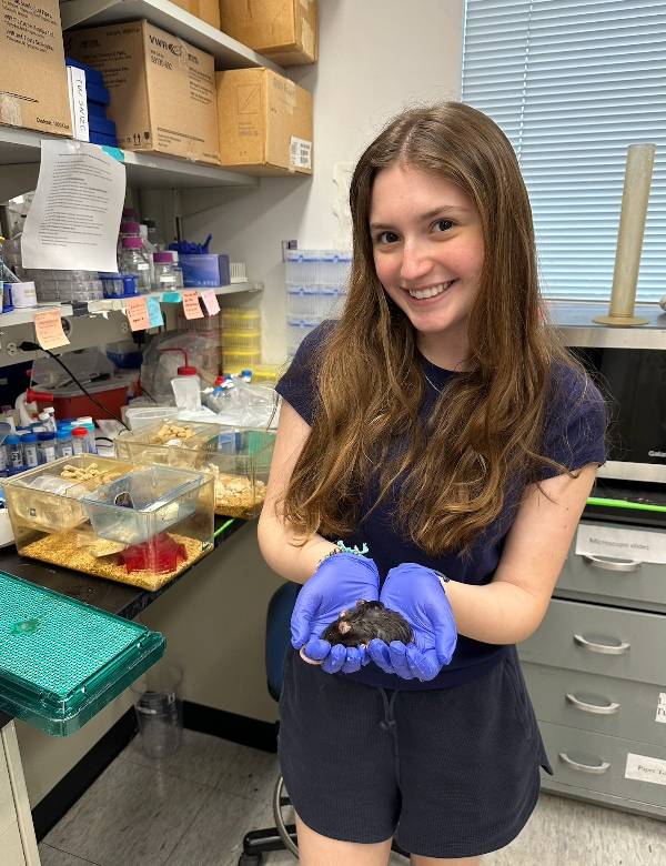 Mattie Bovis ’28 works as an intern at the Yi Lab at Georgetown University Lombardi Comprehensive Cancer Center