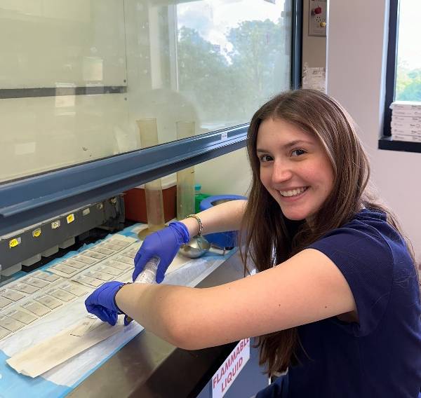 Mattie Bovis ’28 in the lab at Georgetown University Lombardi Comprehensive Cancer Center