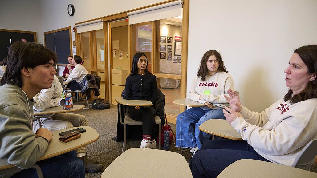 Students talk with an alumna at Sophomore Connections