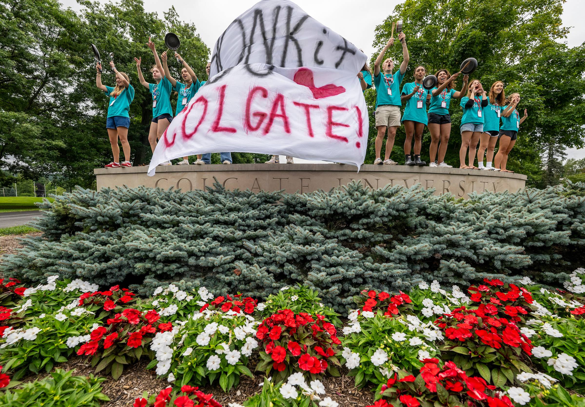 Colgate Link Leaders welcome the Class of 2030 as they arrive on campus.
