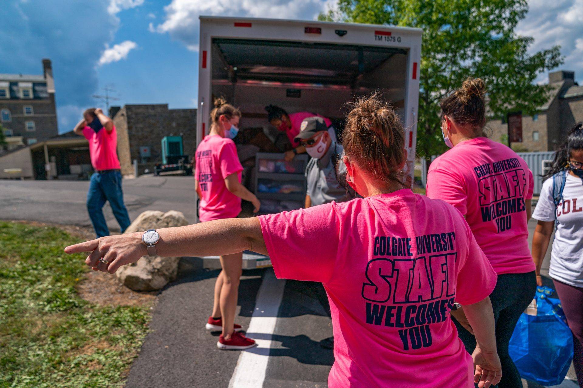 Colgate staff help students unload on Arrival Day 2020