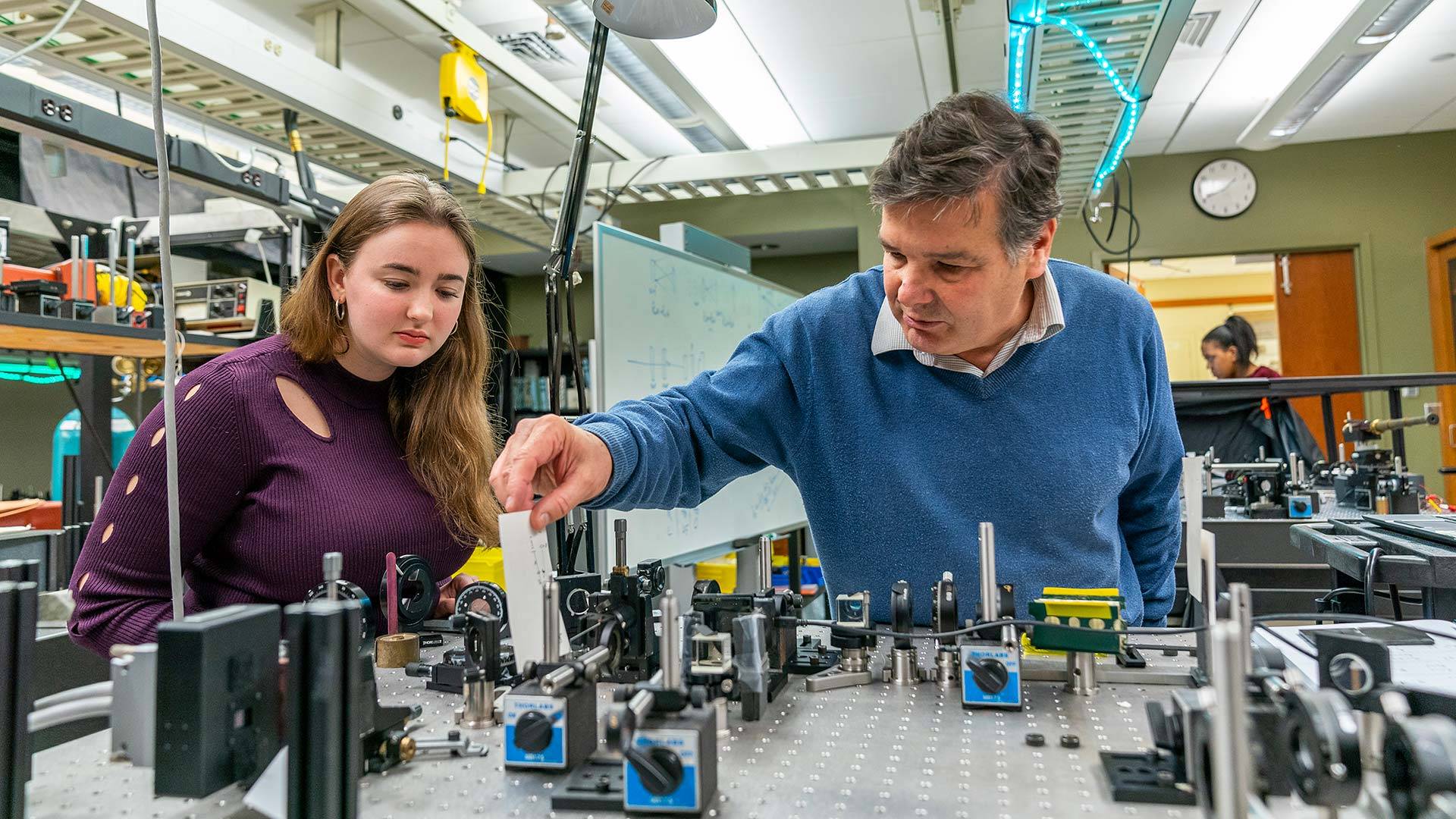 Kiko Galvez demonstrating an apparatus to a student in the laboratory