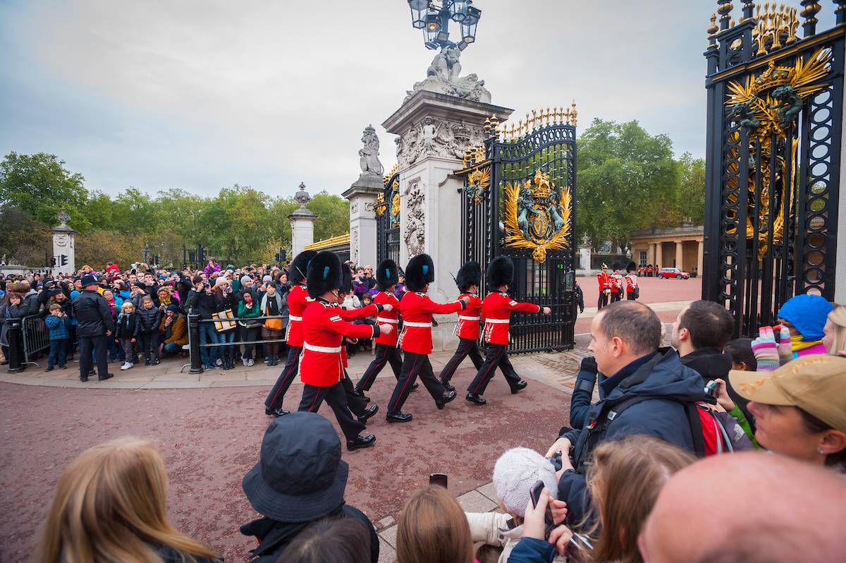 Colgate students join a large group, watching the changing of the guard at Buckingham Palace during a trip to London.