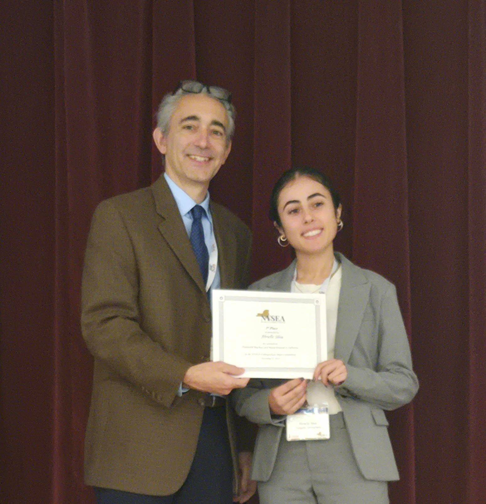 Abrielle Silva wins award