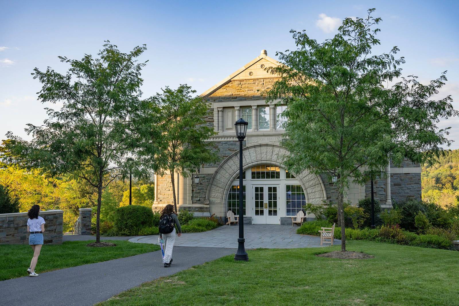 Two students walk to Benton Hall