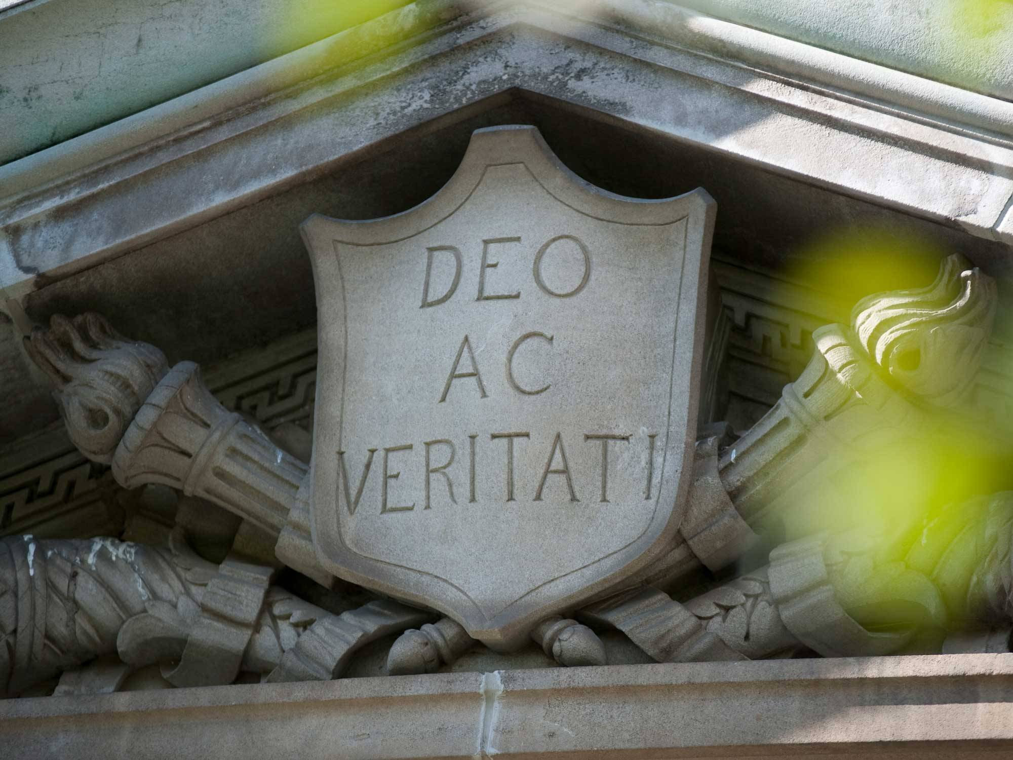 Deo Ac Veritati carved in stone