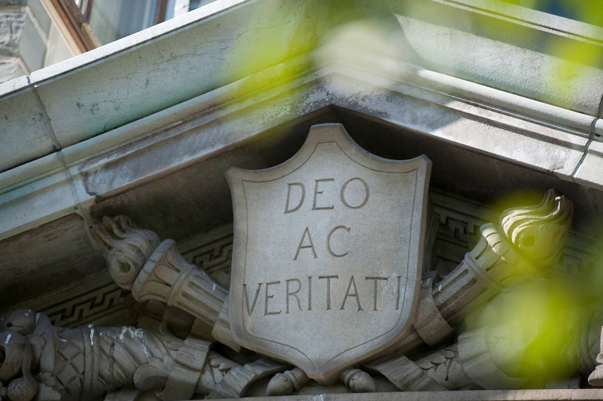 An image of the Colgate motto carved in stone