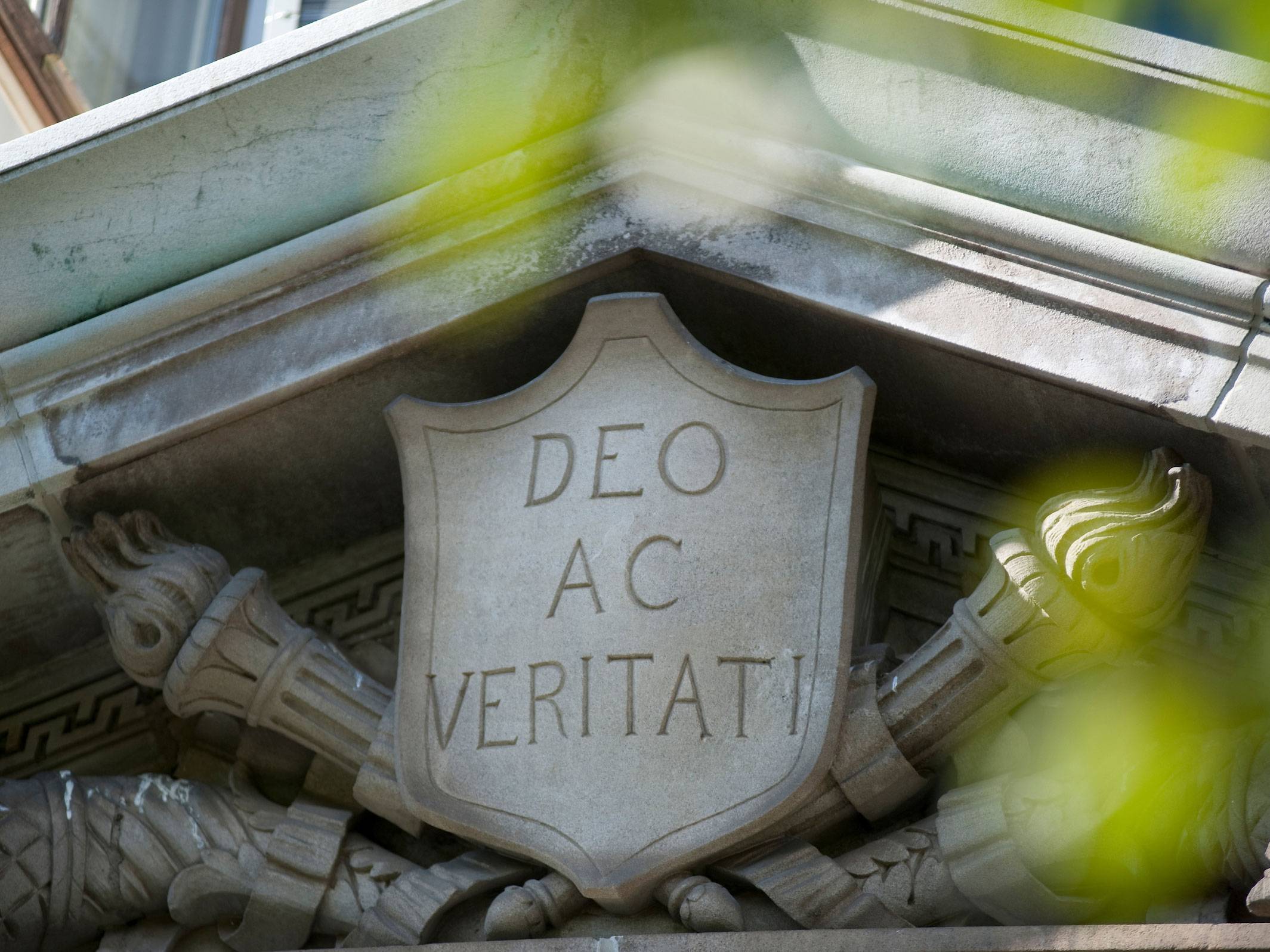 Deo Ac Veritati carved in stone