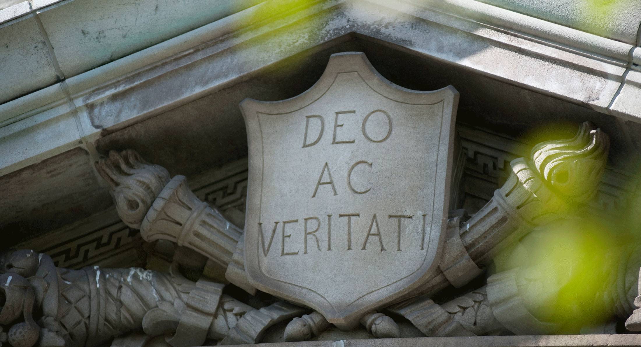 Deo ac veritati carved in stone