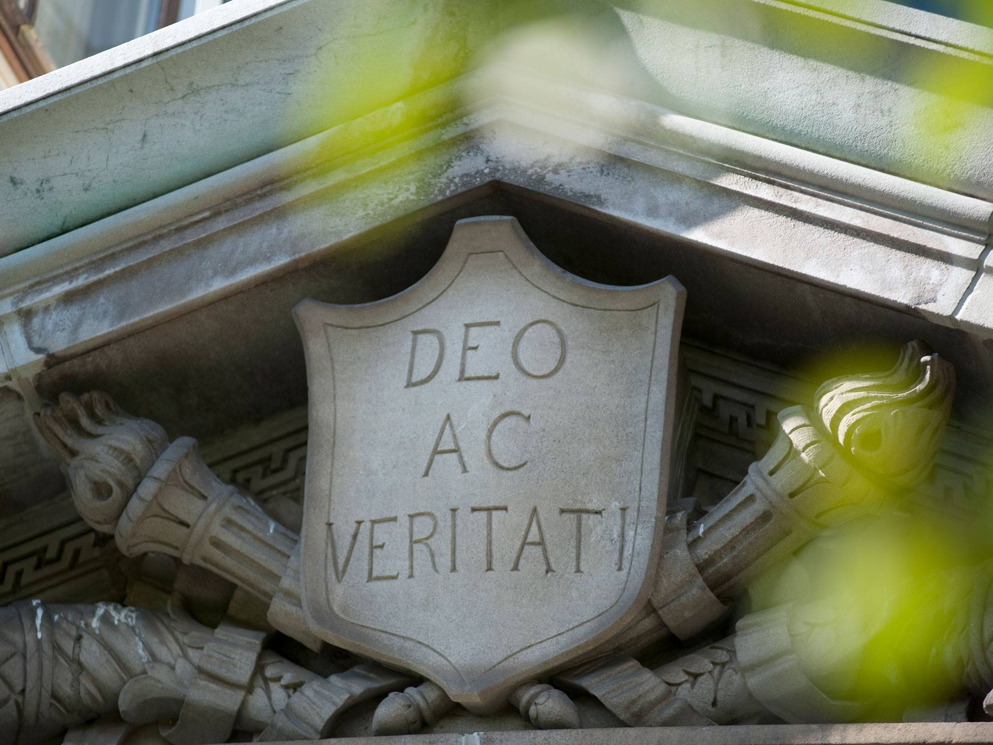 Deo ac veritati carved in stone