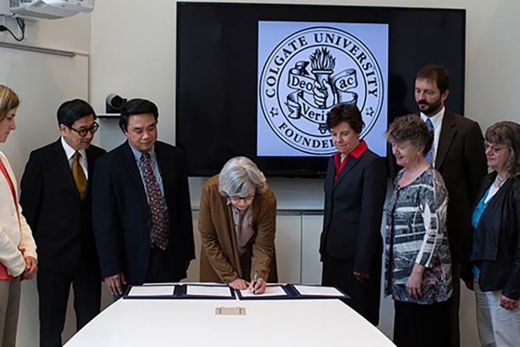 A new agreement between Colgate University and the Naitonal University of Singapore will create new off-campus study options in 2017.