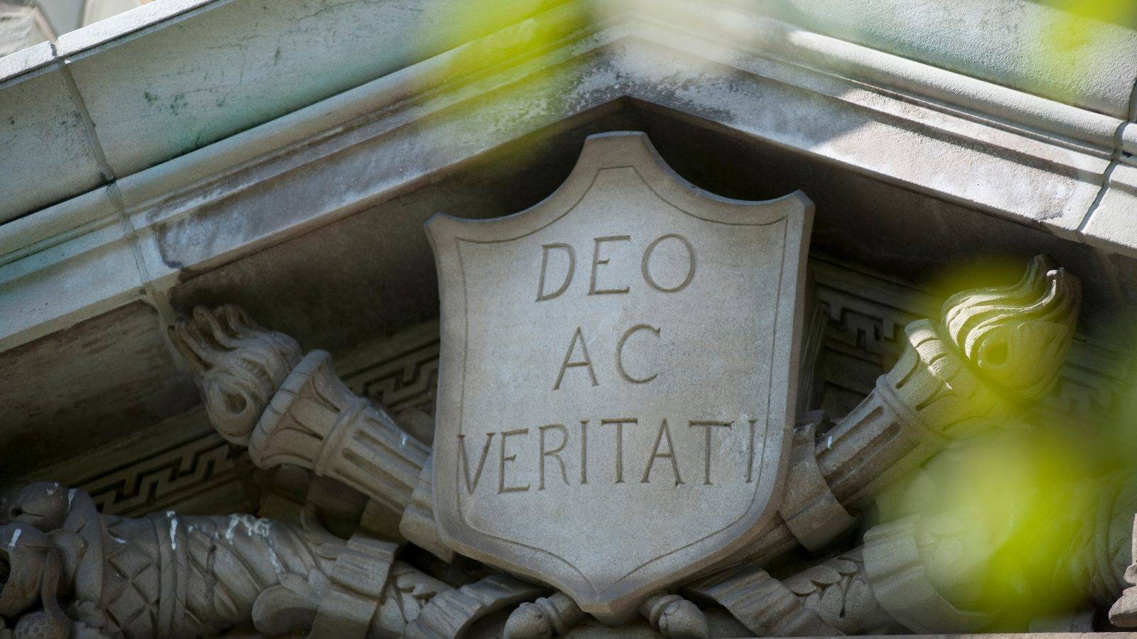 Deo Ac Veritati carved in stone