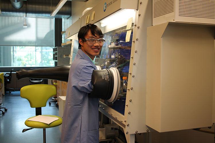Student Linh Le ’18 in Colgate's lab