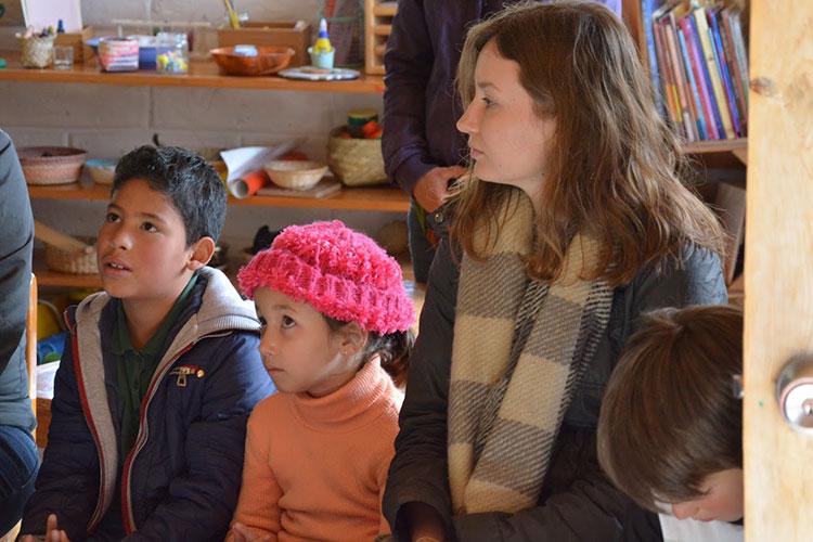 Patricia Moscicki ’18 sits with young students from the Comunidad Educativa Tamujé Iwigara in Creel, Chihuahua